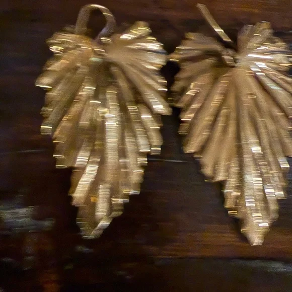 Vintage 1970s Gold Tone Leaf Earrings - Picture 4 of 4